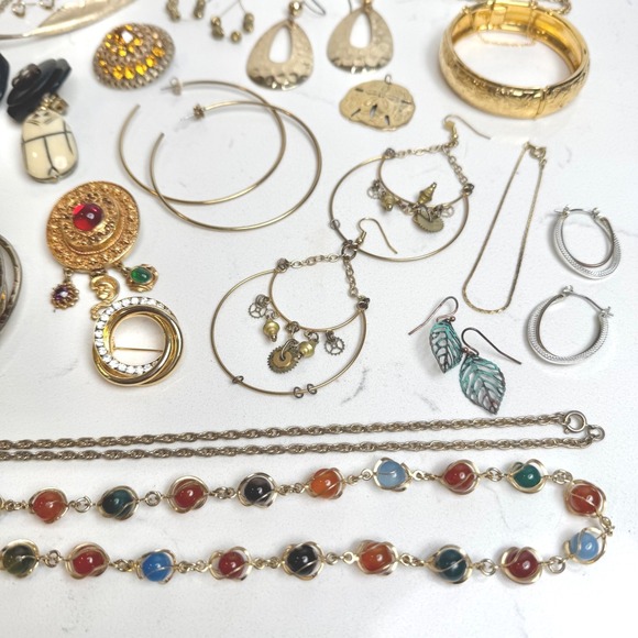Vintage‎ Costume Jewelry Lot Brooches Earrings Necklaces Bangles Gold Tone 12 oz - Picture 4 of 5